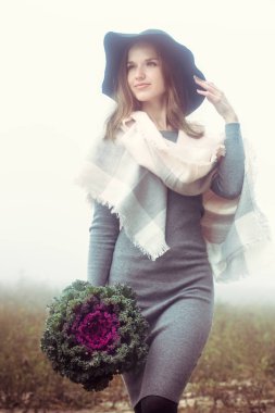 Lahana güzel bir buket ile şapkalı güzel bir kız yürüyor