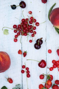 Bahçe Organik meyveler ve meyve Beyaz ahşap zemin üzerinde