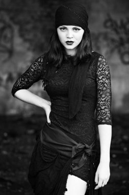 kadın bir eski yıkık bina bir arka plan üzerinde Gotik elbiseleri