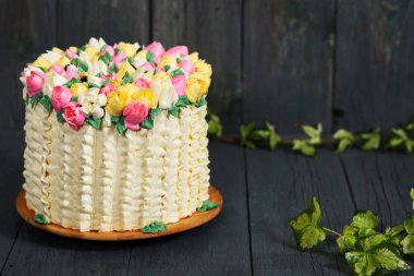 Bahar dekor ile muhteşem pasta. Lale Sevgililer günü ve anneler günü için sepet