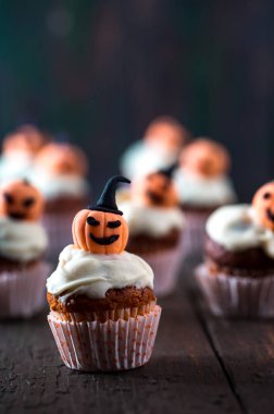 Beyaz çikolata ve turuncu kabak ile cupcakes