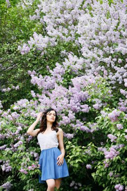 genç kadının yanına büyük bir leylak çalı