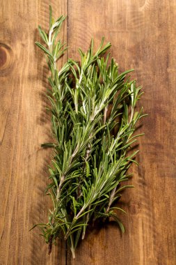 Bir sürü ahşap tahta üzerinde taze biberiye