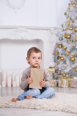 hediyeler Noel ağacının altında çocukla