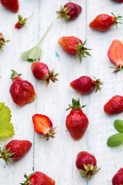 eski bir ahşap zemin üzerinde dağınık çilek