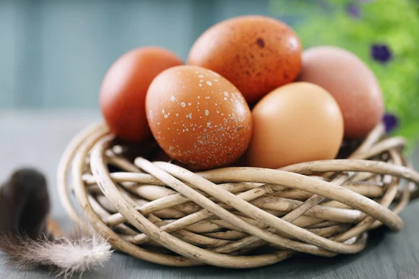 Eier Einem Nest Auf Einem Hölzernen Hintergrund Nahaufnahme — Stockfoto