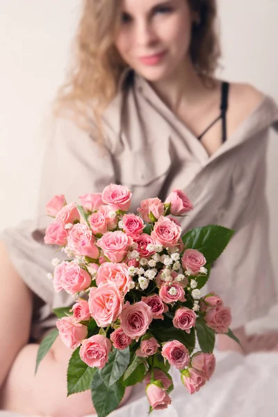 Woman Holds Out Bouquet Roses — Stock Photo, Image