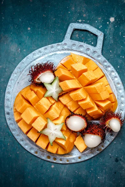 Sappig Rijpe Mango Rambutan Kanon Een Metalen Plaat — Stockfoto