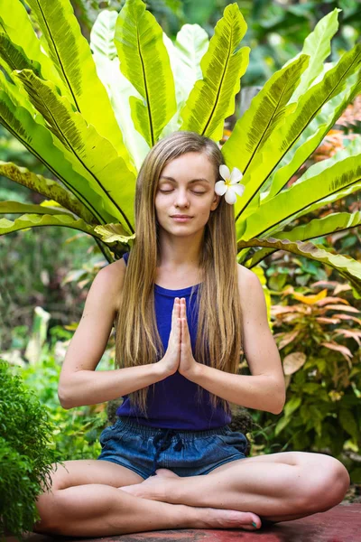 Genç Kadın Bahçesinde Bulunan Tropik Bitkiler Meditasyon — Stok fotoğraf