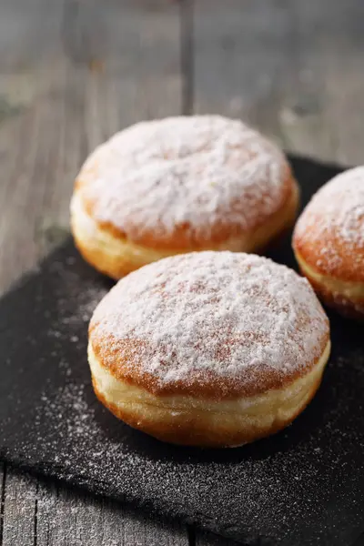 Délicieux Beignets Berliners Luxuriants Avec Sucre Poudre — Photo