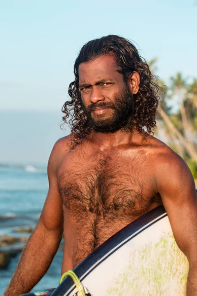 Surfista Sostiene Una Tabla Surf Orilla Del Océano Índico — Foto de Stock