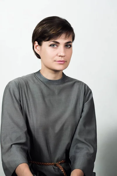 Retrato Una Mujer Con Pelo Corto — Foto de Stock