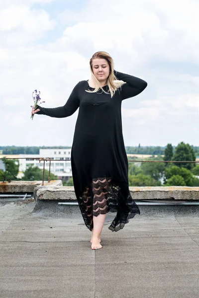 Mujer Joven Con Formas Cuerpo Exuberante Vestido Largo Está Bailando —  Fotos de Stock