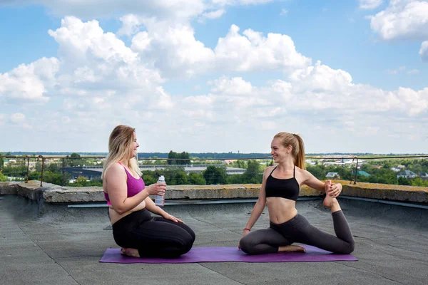 Trener Joga Daje Indywidualnych Lekcji Dachu Budynku — Zdjęcie stockowe