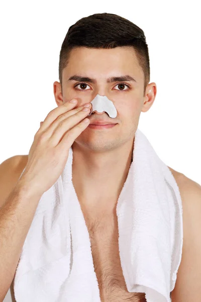 Seorang Pria Membersihkan Hidung Dari Bintik Bintik Hitam — Stok Foto