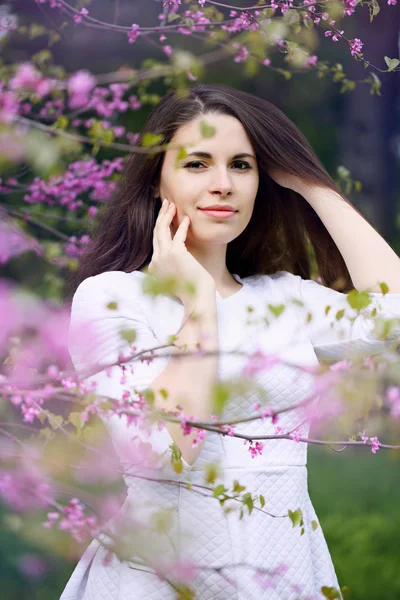 Mulher Bonita Jardim Primavera Abaixo Uma Árvore Florescente — Fotografia de Stock