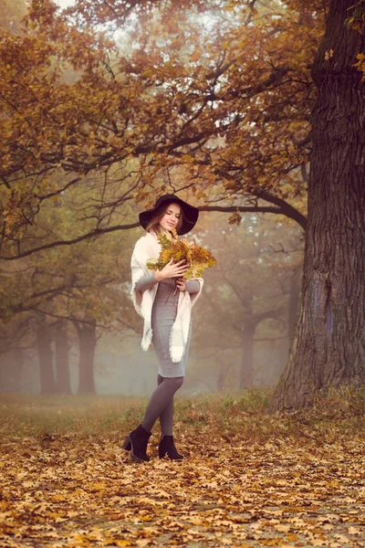 Vacker Flicka Hatt Promenader Hösten Skogen — Stockfoto
