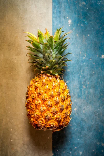 Ananas Aromatique Mûr Sur Fond Béton — Photo