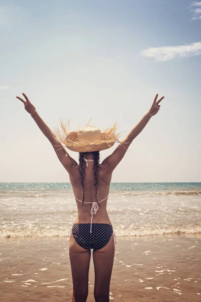 Flicka Bikini Bakgrunden Havet — Stockfoto