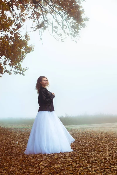 秋霧の日にオークの近くの美しい花嫁 — ストック写真