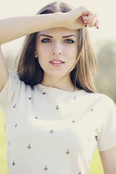 Retrato Uma Jovem Menina Bonita Prado Primavera — Fotografia de Stock