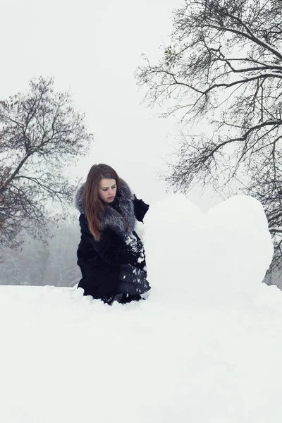 Mujer Moldea Gran Corazón Nieve — Foto de Stock