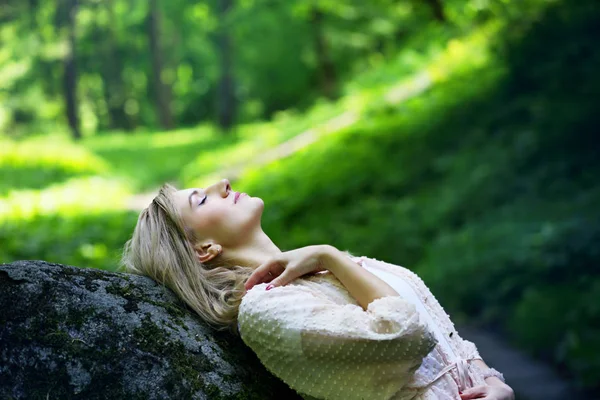 Hermosa Joven Descansando Bosque Roca — Foto de Stock