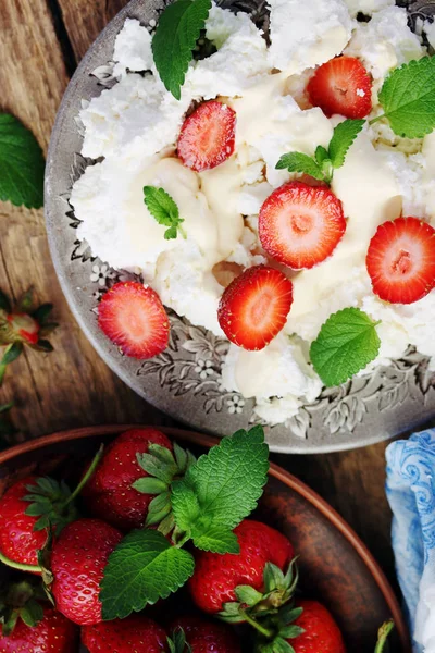 Fresas Con Crema Queso Nata Menta —  Fotos de Stock