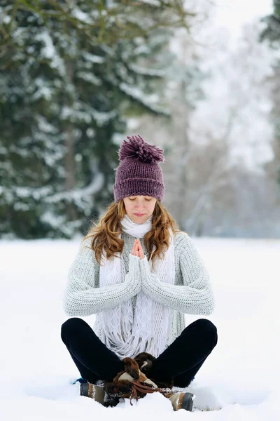 Young Woman Sitting Meditating Park Winter — Stock Photo, Image