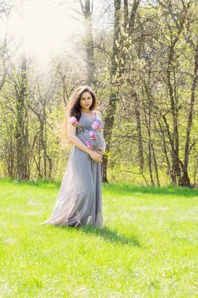 Piękna Kobieta Ciąży Łące Odgałęzieniem Magnolii — Zdjęcie stockowe
