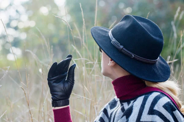 Красивая Женщина Пончо Шляпе Перчатках Гуляет Парке — стоковое фото