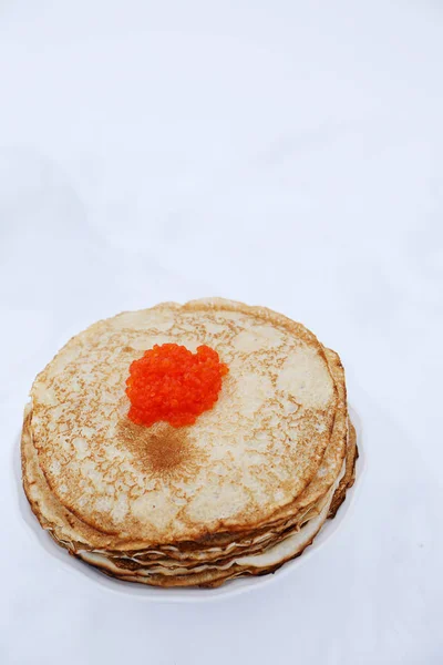 Assiette Avec Crêpes Rousses Caviar Rouge Sur Fond Paysage Hivernal — Photo