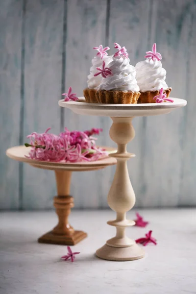Vår Dessert Korgar Med Grädde Dekorerad Med Blommor — Stockfoto