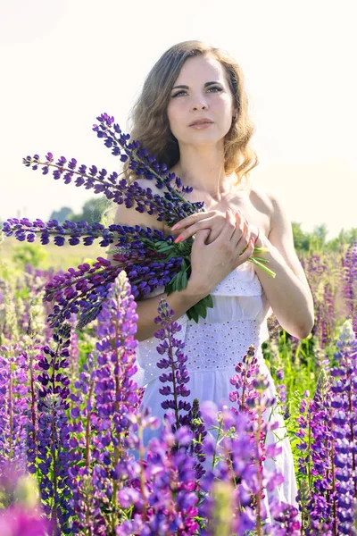 Güzel Genç Kadın Çiçek Açan Lupines Bir Alana — Stok fotoğraf