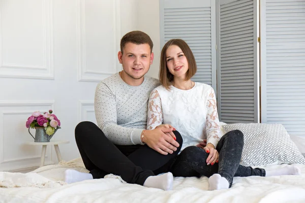 Jeune Beau Couple Repose Maison — Photo