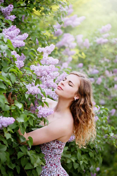 Hermosa Mujer Jardín Primavera Con Lilas Flor —  Fotos de Stock