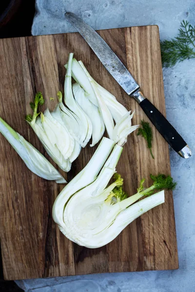 Snij Venkel Een Houten Bord Bovenaanzicht — Stockfoto