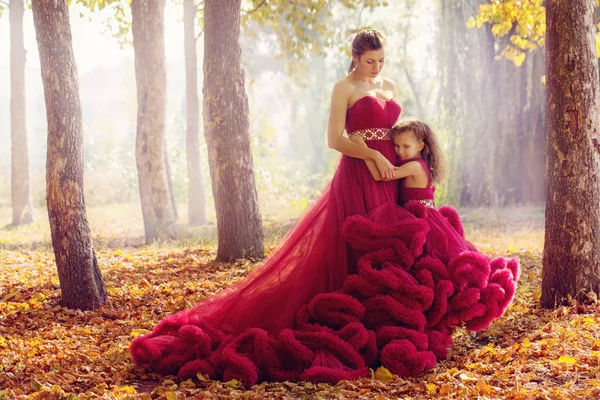 Mutter Und Tochter Luxuriösen Kleidern Herbstlichen Wald — Stockfoto