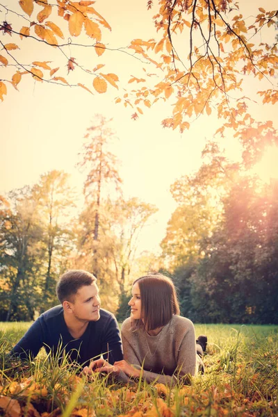 Joven Hermosa Pareja Está Acostada Prado Parque Otoño —  Fotos de Stock