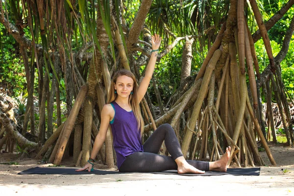 Palmiye Ağaçları Altında Yoga Yaparken Genç Güzel Kız — Stok fotoğraf