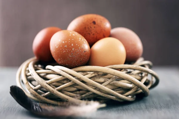 Eier Einem Nest Auf Einem Hölzernen Hintergrund Nahaufnahme — Stockfoto