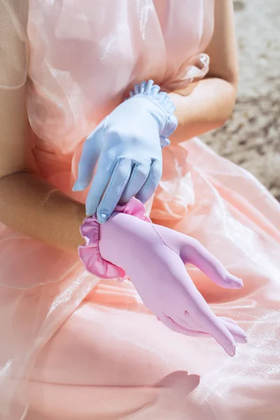 Schöne Designer Bunte Handschuhe Auf Einem Hintergrund Aus Rosa Kleidern — Stockfoto