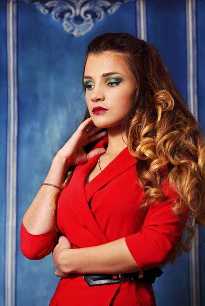 Schöne Elegante Frau Mit Roten Lockigen Haaren — Stockfoto