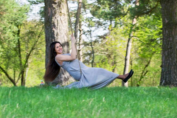 Femme Enceinte Balançant Sur Une Balançoire Dans Parc — Photo