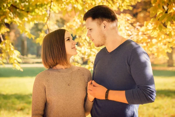 Young Beautiful Couple Tree Rays Sunset — Stock Photo, Image