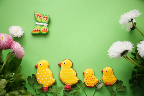 Natürmort Paskalya kurabiyeleri ve bahar çiçekleri