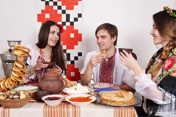 Les Jeunes Célèbrent Shrovetide Table — Photo