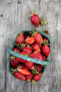 bahçede bir kase çilek