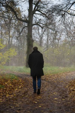 Yolda siyah paltolu adam