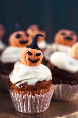 Beyaz çikolata ve turuncu kabak ile cupcakes